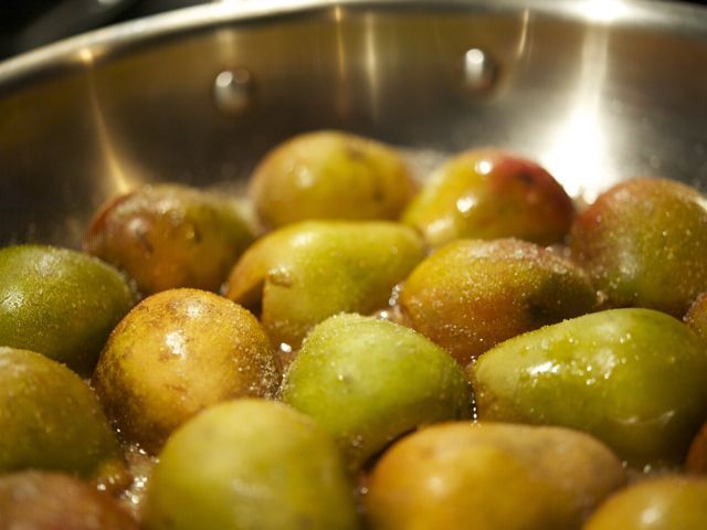 Caramelizing pears 790 xxx