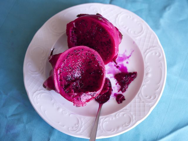 Dragonfruit on plate 790 xxx